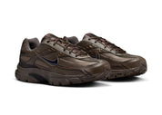 Nike Initiator Baroque Brown Black marron, gris pierre et noire avec empeigne respirante, renforts de maintien et semelle intermédiaire en mousse vue de 3/4 face. 