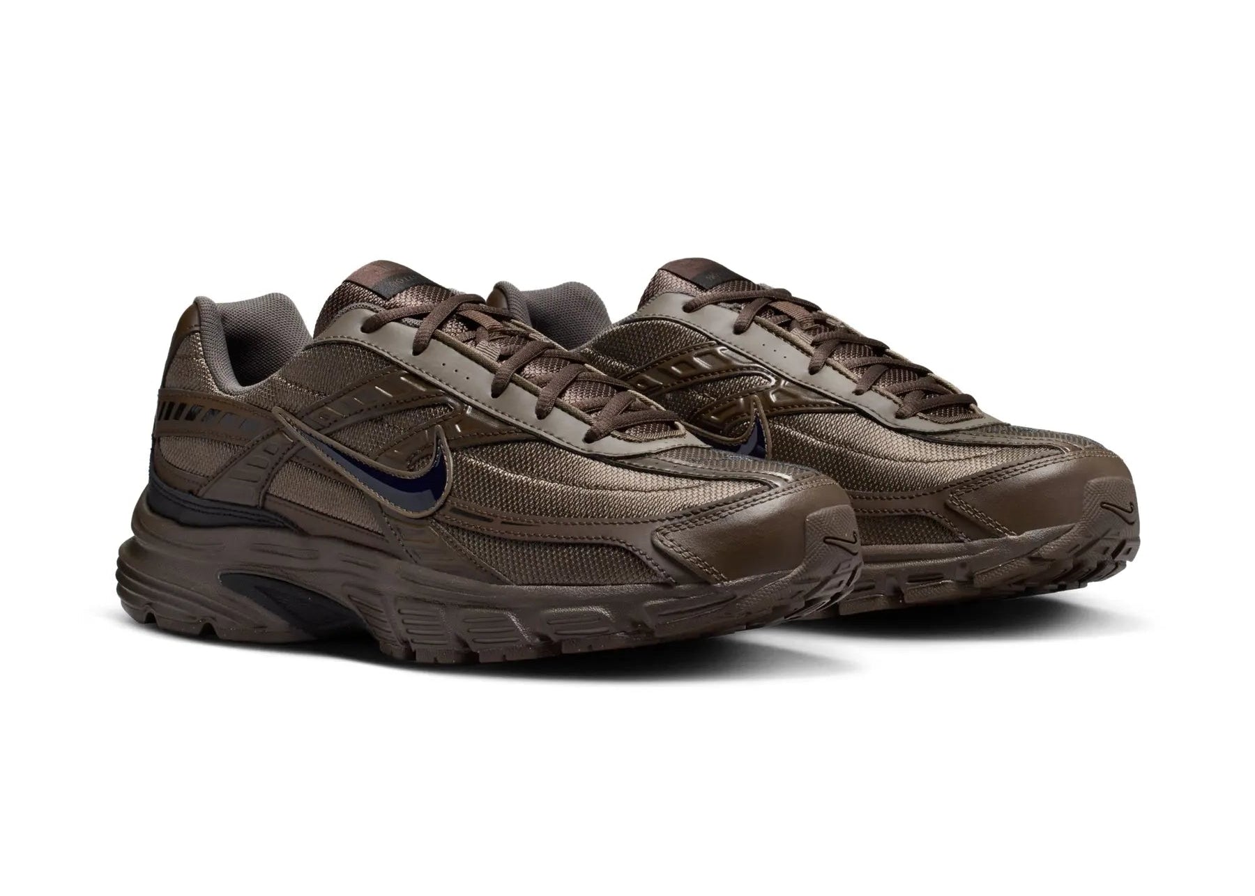 Nike Initiator Baroque Brown Black marron, gris pierre et noire avec empeigne respirante, renforts de maintien et semelle intermédiaire en mousse vue de 3/4 face. 