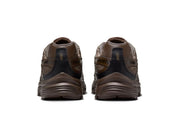 Nike Initiator Baroque Brown Black marron, gris pierre et noire avec empeigne respirante, renforts de maintien et semelle intermédiaire en mousse vue de derrière. 