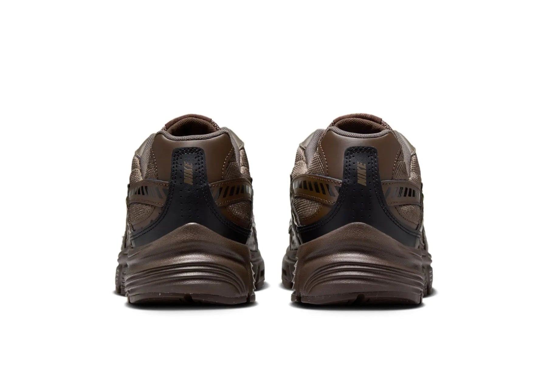 Nike Initiator Baroque Brown Black marron, gris pierre et noire avec empeigne respirante, renforts de maintien et semelle intermédiaire en mousse vue de derrière. 