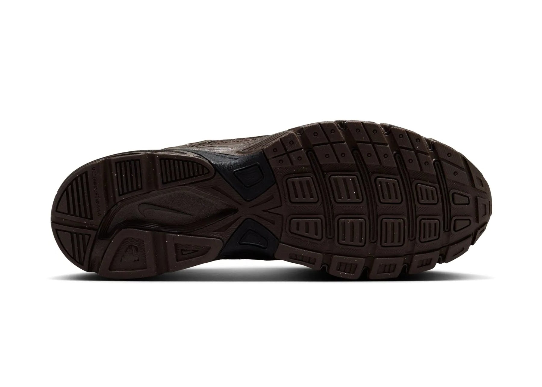 Nike Initiator Baroque Brown Black marron, gris pierre et noire avec empeigne respirante, renforts de maintien et semelle intermédiaire en mousse vue de dessous. 