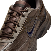 Vue zoomée sur les détails latéraux de la Nike Initiator Baroque Brown Black marron, gris pierre et noire avec empeigne respirante, renforts de maintien et semelle intermédiaire en mousse.