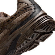 Vue zoomée sur les détails arrières de la Nike Initiator Baroque Brown Black marron, gris pierre et noire avec empeigne respirante, renforts de maintien et semelle intermédiaire en mousse.