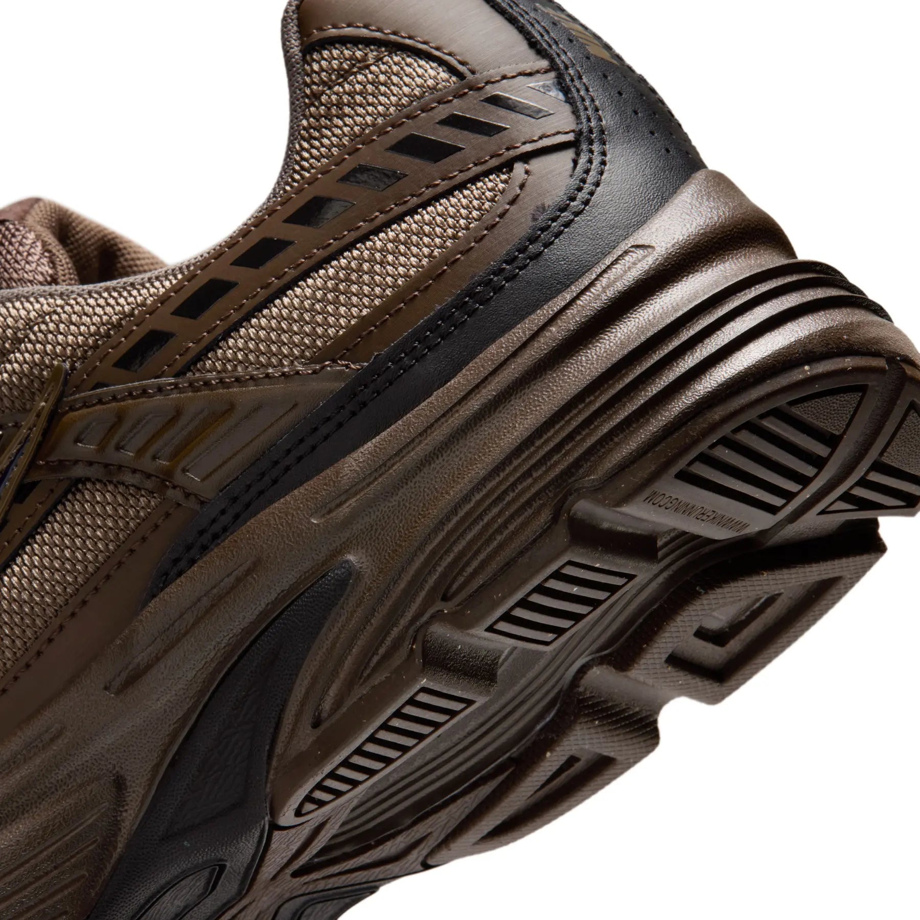 Vue zoomée sur les détails arrières de la Nike Initiator Baroque Brown Black marron, gris pierre et noire avec empeigne respirante, renforts de maintien et semelle intermédiaire en mousse.
