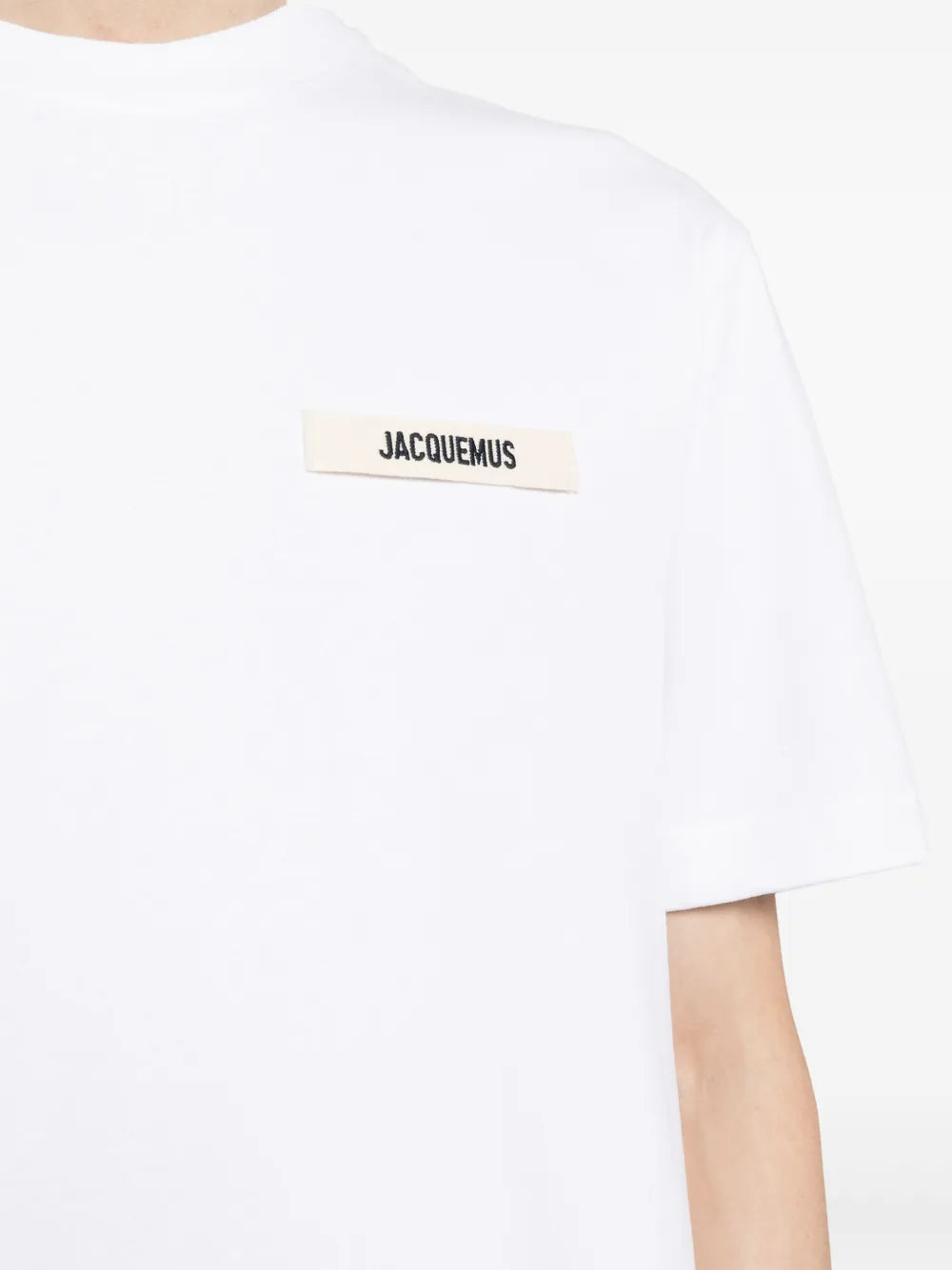 TEE SHIRT JACQUEMUS BLANC AVEC LOGO ETIQUETTE BRODEE JACQUEMUS COTE COEUR