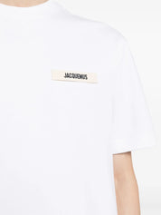 Jacquemus Le T-shirt Gros Grain White, tee-shirt en coton blanc premium, avec bande Gros Grain ton sur ton sur la poitrine, coupe ample wide cut, col rond en bord-côte et coutures renforcées.