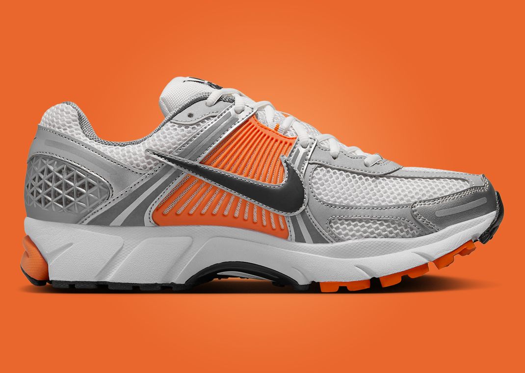 Nike Zoom Vomero 5 en mesh respirant avec renforts synthétiques, coloris Platinum Tint et accents Safety Orange, amorti Zoom Air réactif. vue de profil intérieur