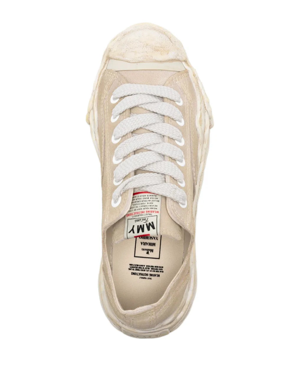 Découvrez la Maison Mihara Yasuhiro Hank OG Sole Suede Low Beige White, une sneaker en suède beige avec semelle OG Sole sculptée en caoutchouc et finitions blanches au design avant-gardiste.