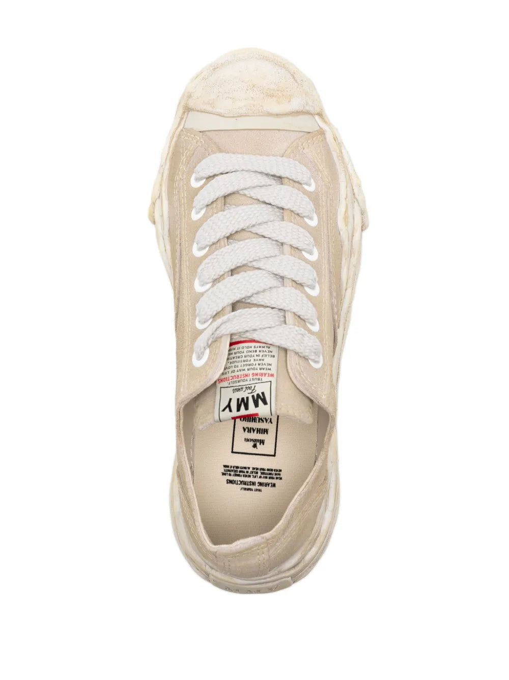 Découvrez la Maison Mihara Yasuhiro Hank OG Sole Suede Low Beige White, une sneaker en suède beige avec semelle OG Sole sculptée en caoutchouc et finitions blanches au design avant-gardiste.
