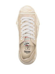 Découvrez la Maison Mihara Yasuhiro Hank OG Sole Suede Low Beige White, une sneaker en suède beige avec semelle OG Sole sculptée en caoutchouc et finitions blanches au design avant-gardiste.