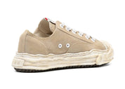 Découvrez la Maison Mihara Yasuhiro Hank OG Sole Suede Low Beige White, une sneaker en suède beige avec semelle OG Sole sculptée en caoutchouc et finitions blanches au design avant-gardiste.