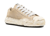 Découvrez la Maison Mihara Yasuhiro Hank OG Sole Suede Low Beige White, une sneaker en suède beige avec semelle OG Sole sculptée en caoutchouc et finitions blanches au design avant-gardiste.