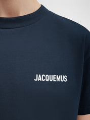 Jacquemus Le T-shirt Logo Navy, tee-shirt en coton bleu marine premium, avec logo Jacquemus brodé ton sur ton, coupe ample wide cut, col rond en bord-côte et finitions renforcées.