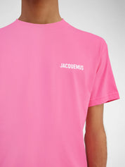 tee shirt jacquemus rose basique , oversize , avec jaquemus écrit en haut a droite , zoom logo