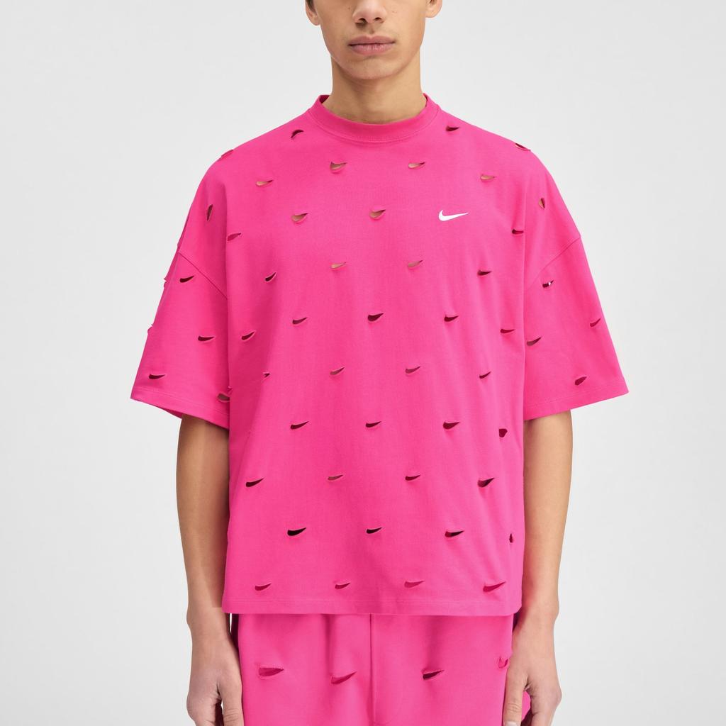 Jacquemus x Nike Le Swoosh T-shirt Dark Pink à manches courtes, coloris rose foncé, col rond et détail Swoosh Nike revisité dans l'univers minimaliste de Jacquemus vu de face porté. 