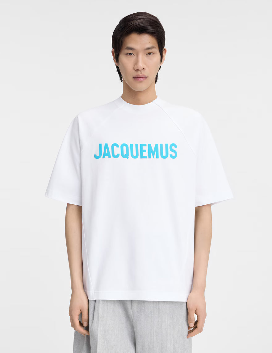 TEE SHIRT JACQUEMUS BLANC A LOGO IMPRIME BLEU SUR LE TORSE