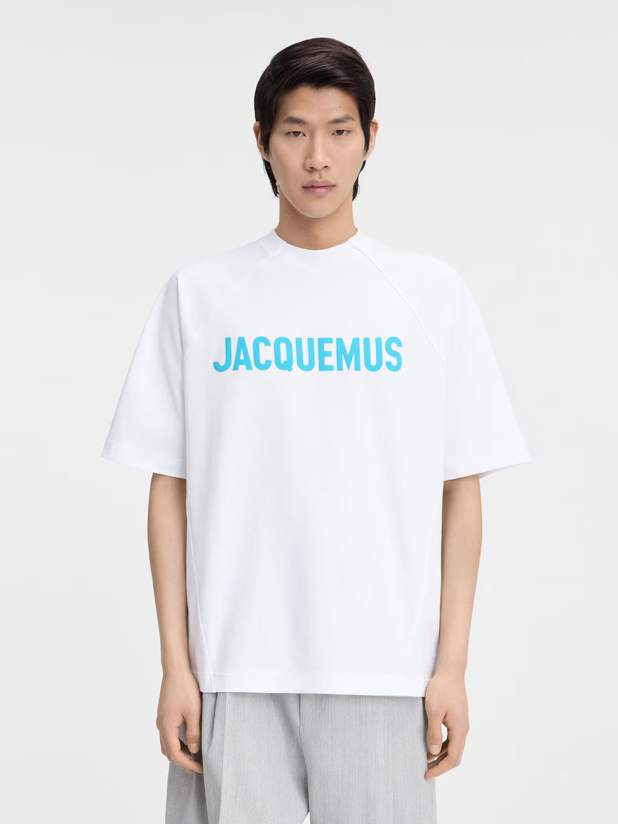 TEE SHIRT JACQUEMUS BLANC A LOGO IMPRIME BLEU SUR LE TORSE