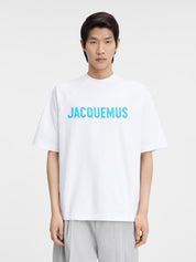 TEE SHIRT JACQUEMUS BLANC A LOGO IMPRIME BLEU SUR LE TORSE