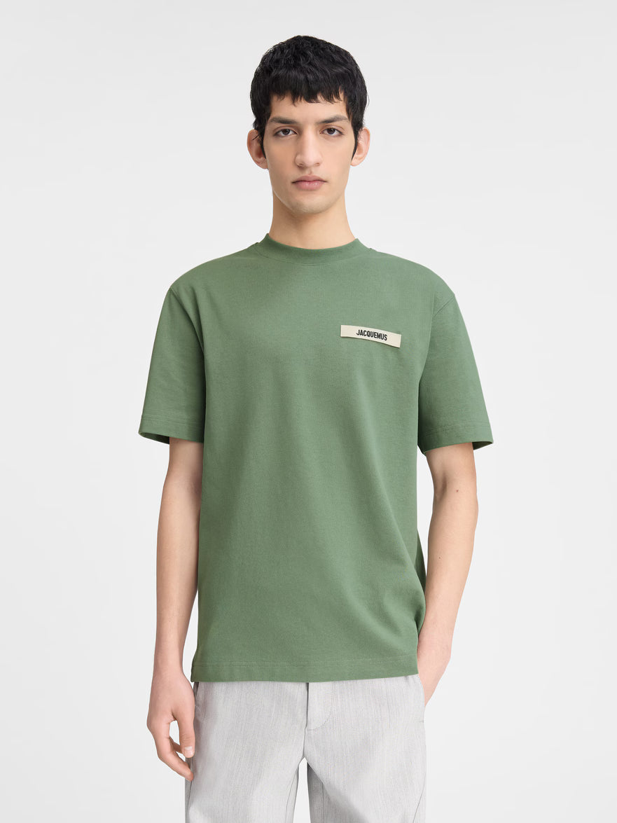 TEE SHIRT JACQUEMUS VERT KAKI AVEC LOGO ETIQUETTE BRODEE JACQUEMUS COTE COEUR
