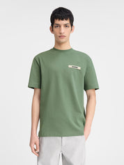 Jacquemus Le T-shirt Gros Grain Light Green, tee-shirt en coton vert clair premium, avec bande Gros Grain ton sur ton sur la poitrine, coupe ample wide cut, col rond en bord-côte et finitions renforcées.