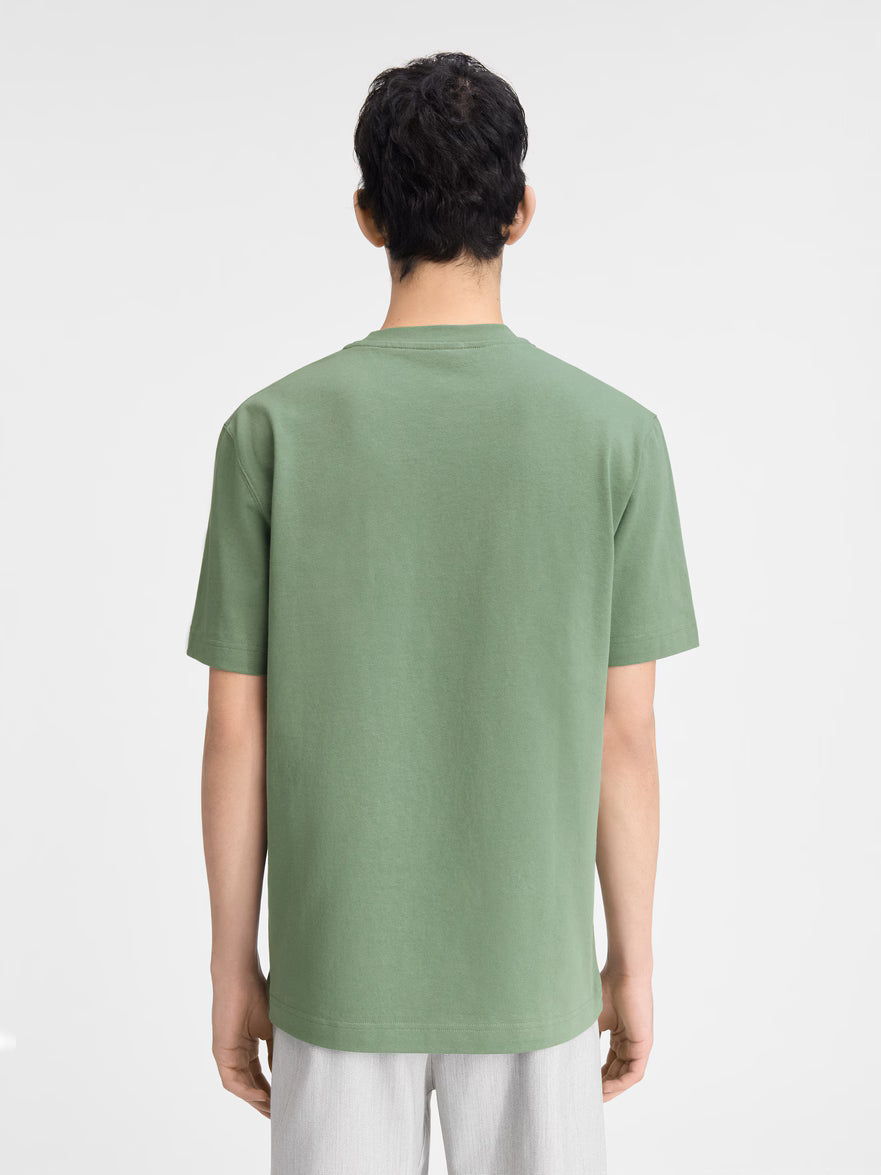 TEE SHIRT JACQUEMUS VERT KAKI AVEC LOGO ETIQUETTE BRODEE JACQUEMUS COTE COEUR