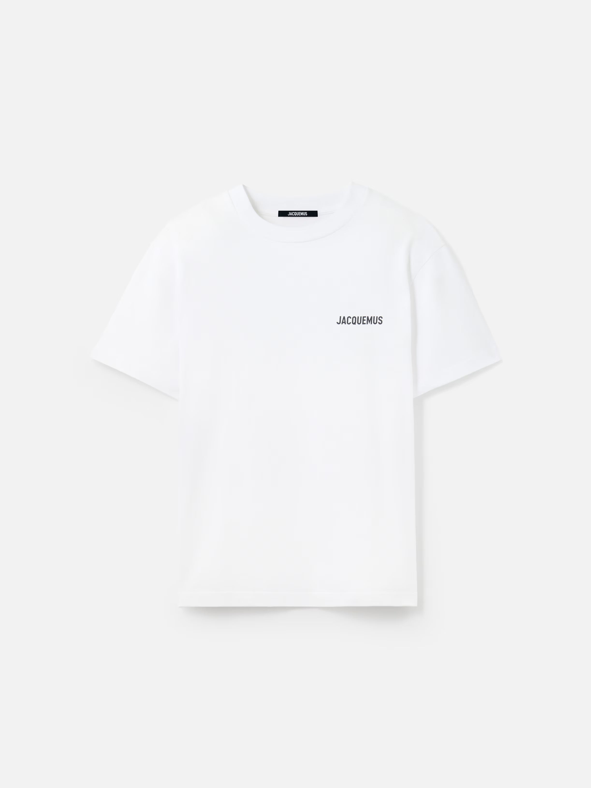 TEE SHIRT JACQUEMUS BLANC AVEC LOGO IMPRIME EN NOIR SUR LE COEUR A L'AVANT AINSI QU'ECRIS JACQUEMUS EN GROS DANS LE DOS ET AVEC UNE ADRESSE EN PLUS PETIT JUSTE EN DESSOUS