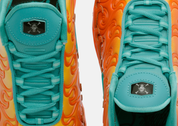 Nike Air Max Plus One Piece Mera Mera IW1283-800 en Brilliant Orange, Vibrant Yellow et Healing Jade, inspirée du Fruit du Démon Mera Mera no Mi.