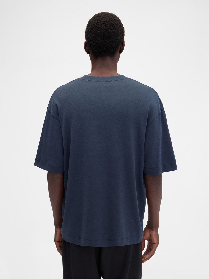 Jacquemus Le T-shirt Logo Navy, tee-shirt en coton bleu marine premium, avec logo Jacquemus brodé ton sur ton, coupe ample wide cut, col rond en bord-côte et finitions renforcées.