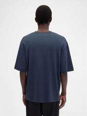 Jacquemus Le T-shirt Logo Navy, tee-shirt en coton bleu marine premium, avec logo Jacquemus brodé ton sur ton, coupe ample wide cut, col rond en bord-côte et finitions renforcées.