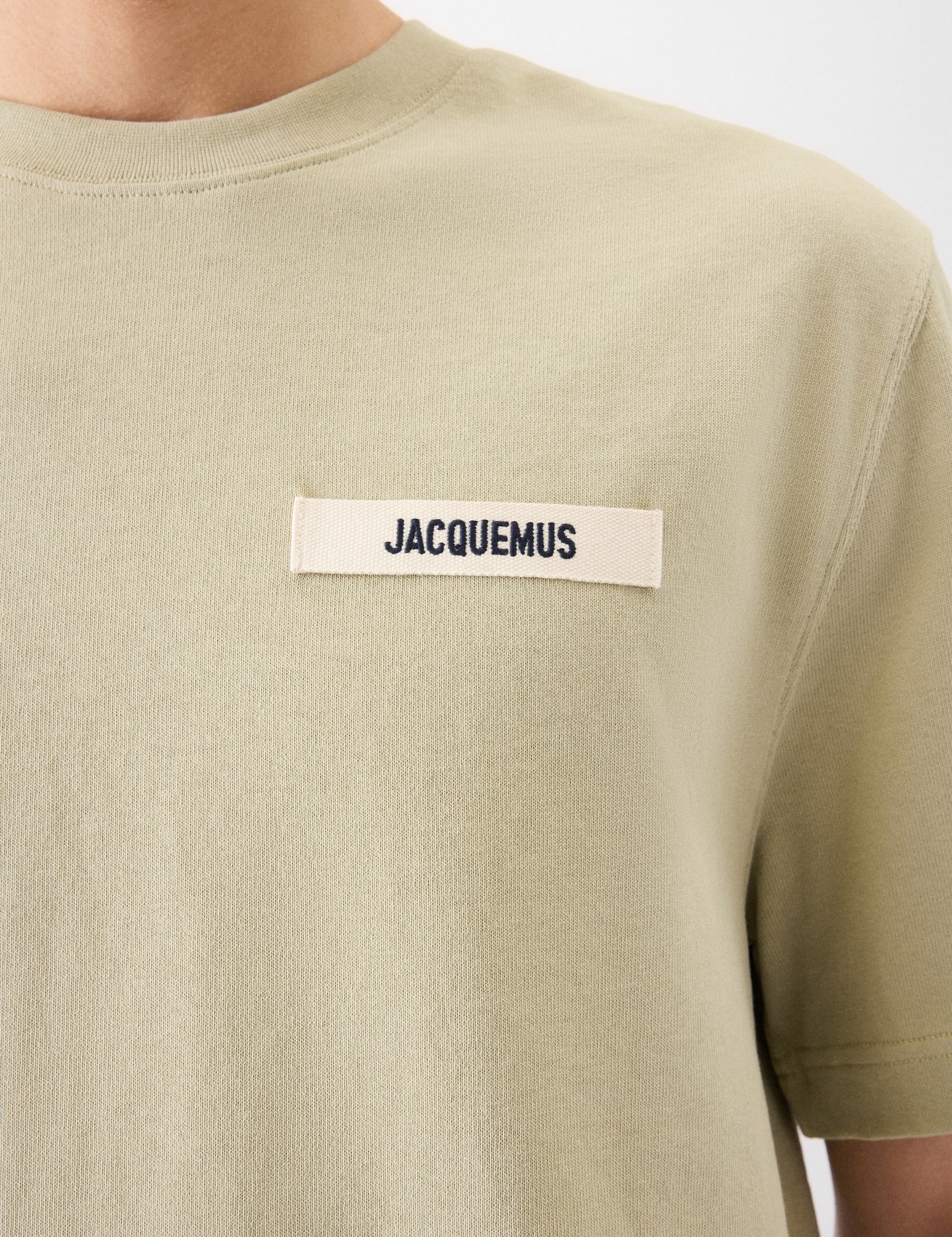 Tee-shirt JACQUEMUS Gros Grain Light Khaki, haut en coton kaki clair avec détail gros-grain discret et coupe épurée.