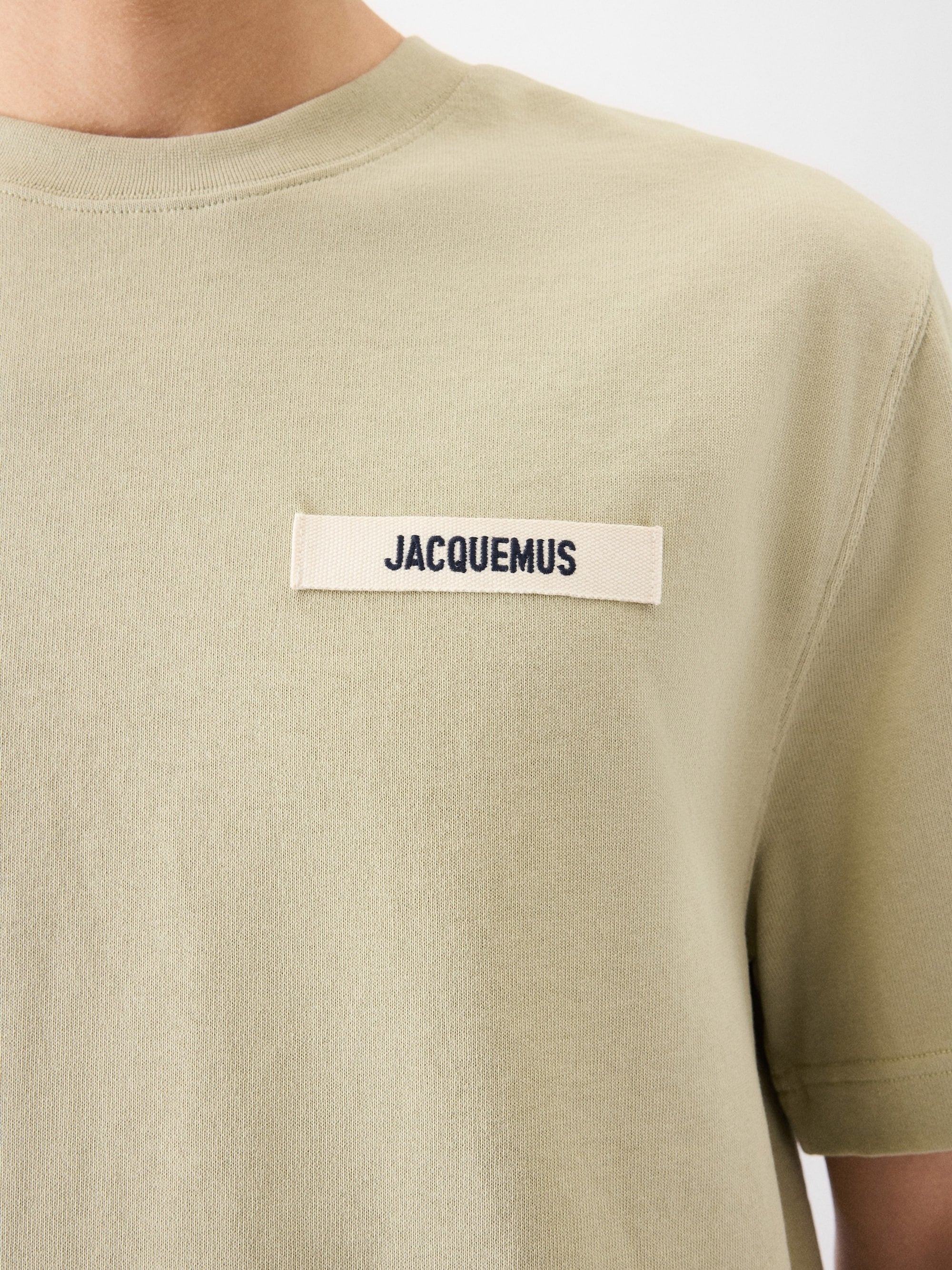 Tee-shirt JACQUEMUS Gros Grain Light Khaki, haut en coton kaki clair avec détail gros-grain discret et coupe épurée.