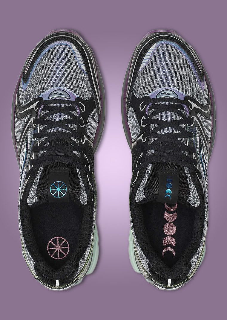 Saucony ProGrid Triumph 4 Winter Solstice Holographic, sneaker Saucony rétro-running au design Y2K avec empiècements techniques et détails holographiques.