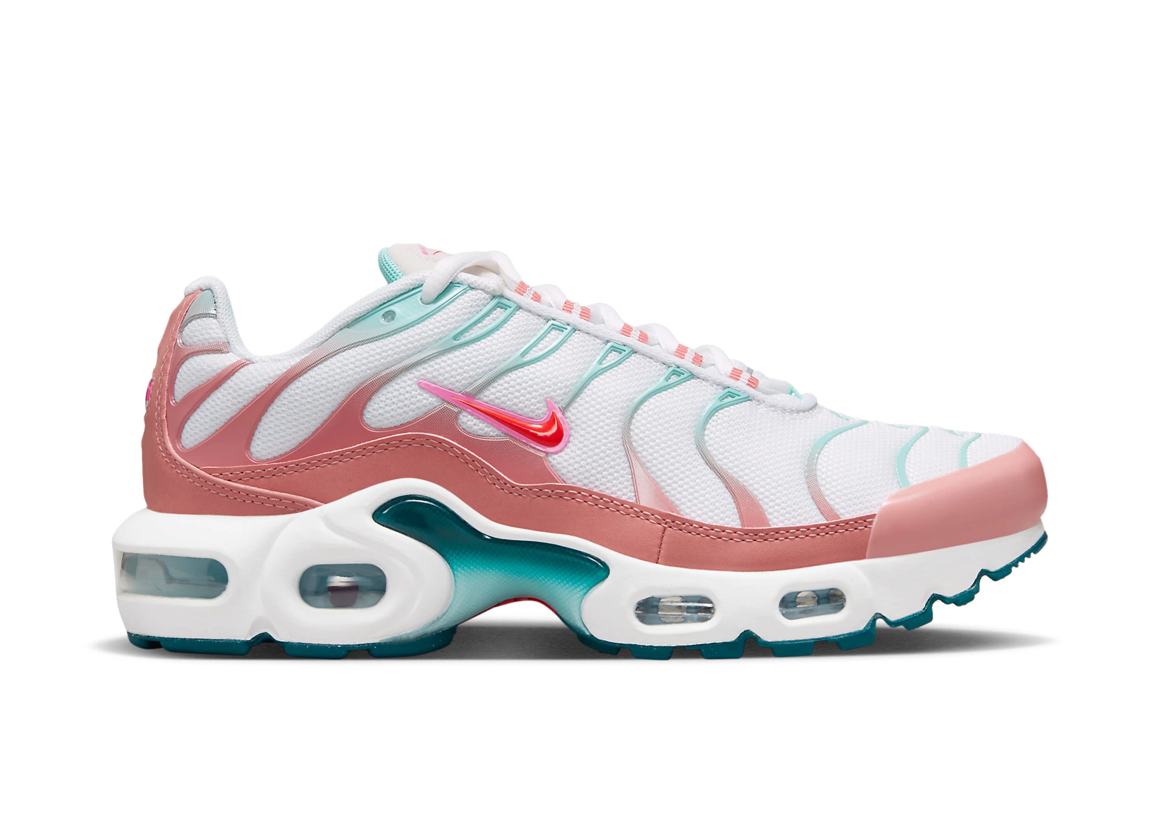 Nike Air Max Plus White Red Stardust Jade Ice Siren Red blanche et rose avec détails Jade Ice, tige en mesh et unités Air visibles.