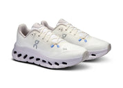 On Running Cloudtilt Sand Lavender, sneaker lifestyle beige et lavande équipée de la technologie CloudTec Phase® et de l'amorti Helion™ vue de 3/4 face. 