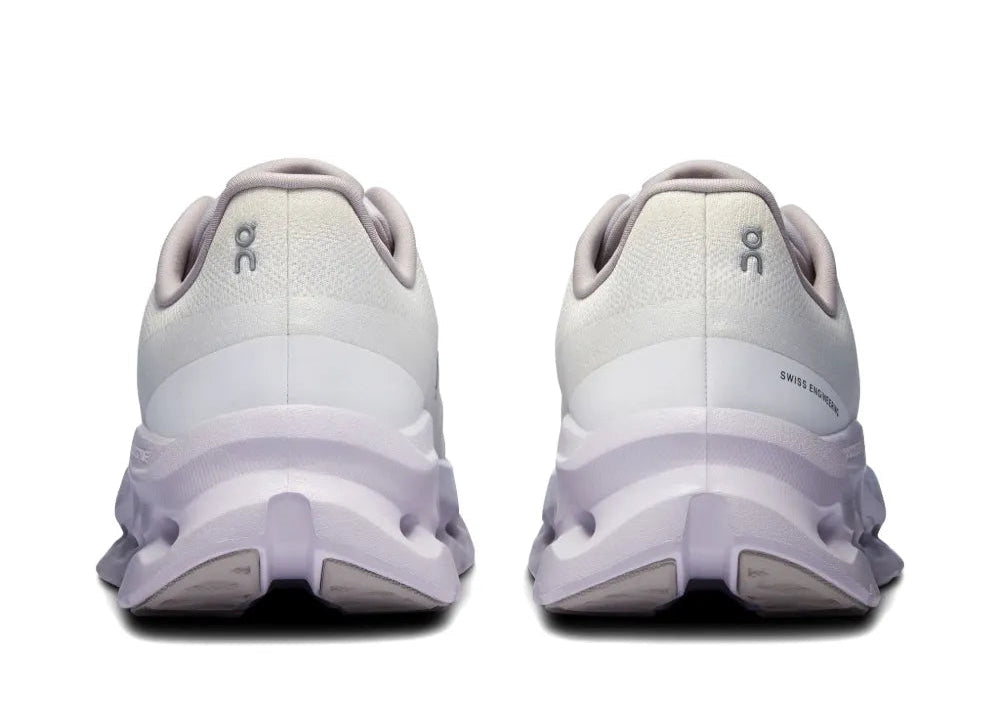 On Running Cloudtilt Sand Lavender, sneaker lifestyle beige et lavande équipée de la technologie CloudTec Phase® et de l'amorti Helion™ vue de derrière. 