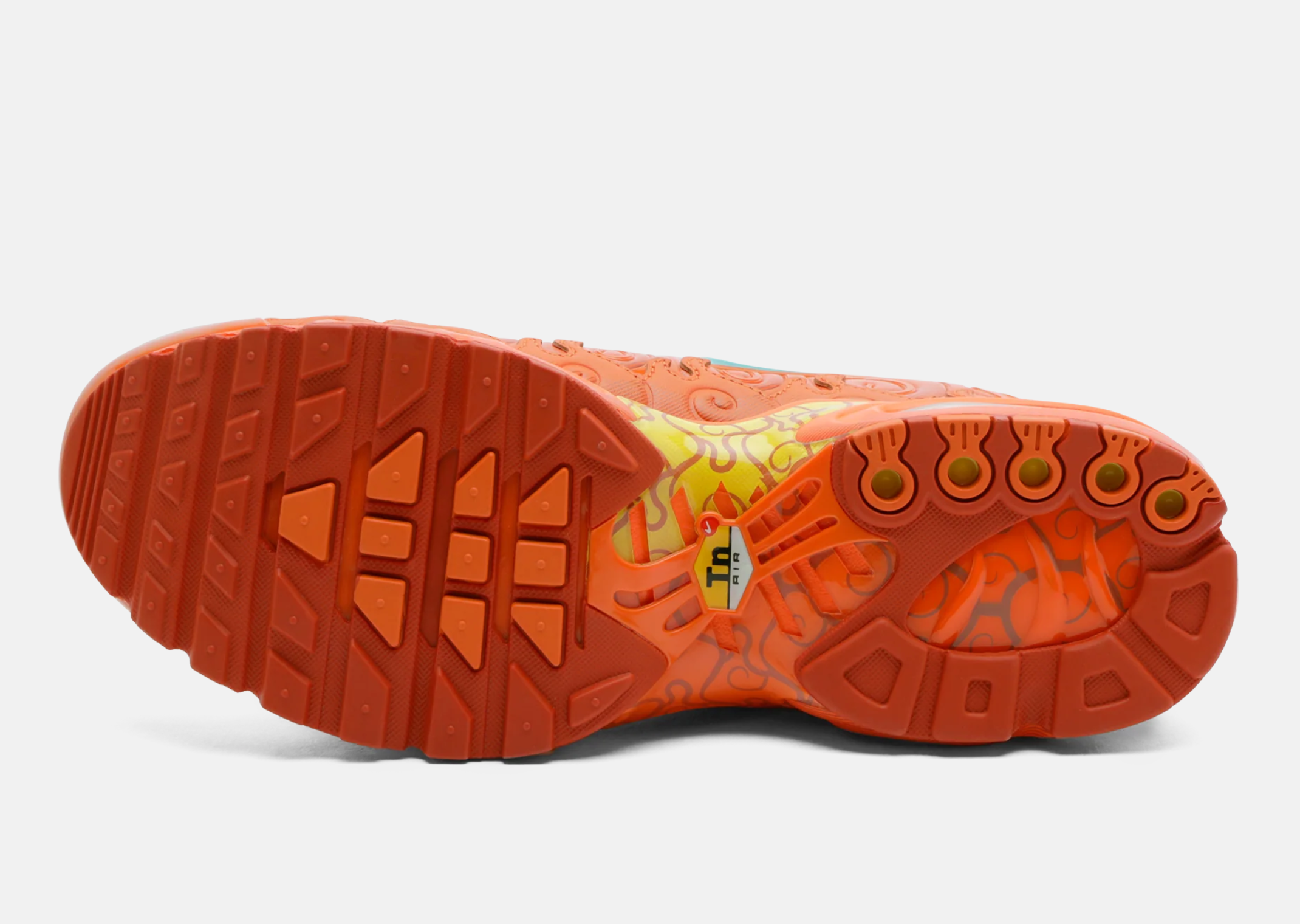 Nike Air Max Plus One Piece Mera Mera IW1283-800 en Brilliant Orange, Vibrant Yellow et Healing Jade, inspirée du Fruit du Démon Mera Mera no Mi.