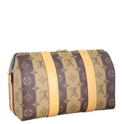 Louis Vuitton x Nigo City Keepall Monogram Stripes Brown, sac Louis Vuitton compact en toile Monogram marron avec détails Stripes, doubles poignées et bandoulière.