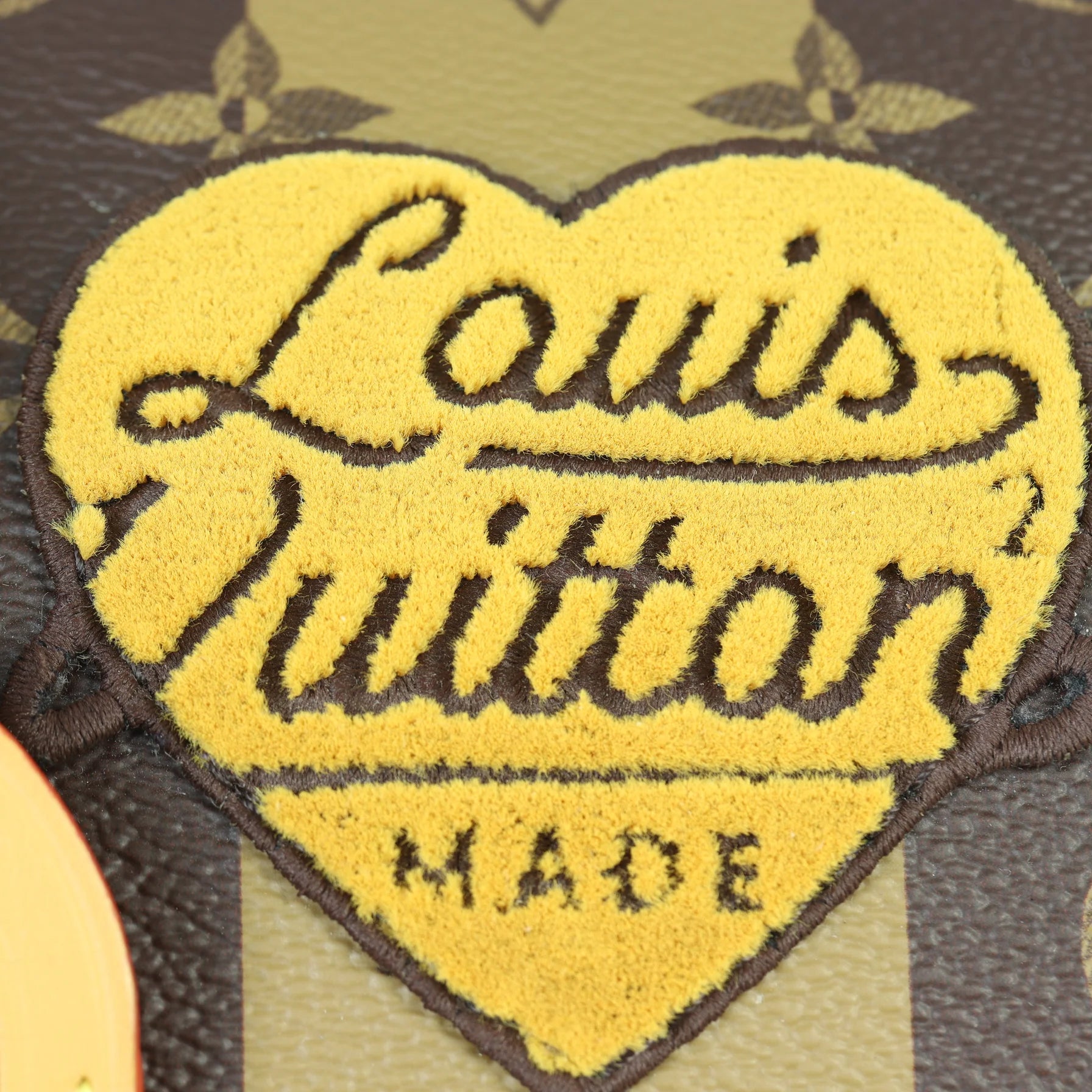 Louis Vuitton x Nigo City Keepall Monogram Stripes Brown, sac Louis Vuitton compact en toile Monogram marron avec détails Stripes, doubles poignées et bandoulière.