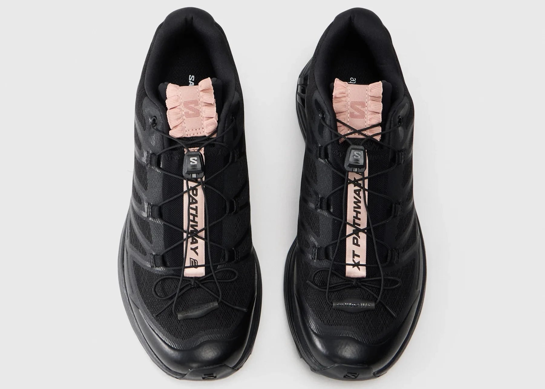 Salomon XT-Pathway 2 Satin Black Mahogany Rose, sneaker noire en mesh avec accents rose mahogany et semelle Contagrip technique. (vue de dessus)