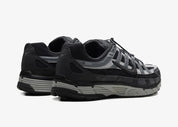 Nike P-6000 Anthracite Smoke Grey grise et noire avec tige textile, superpositions en cuir, Swoosh réfléchissant et semelle rétro-running.