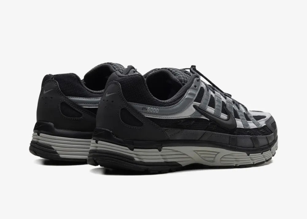Nike P-6000 Anthracite Smoke Grey grise et noire avec tige textile, superpositions en cuir, Swoosh réfléchissant et semelle rétro-running.