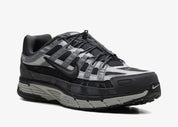 Nike P-6000 Anthracite Smoke Grey grise et noire avec tige textile, superpositions en cuir, Swoosh réfléchissant et semelle rétro-running.