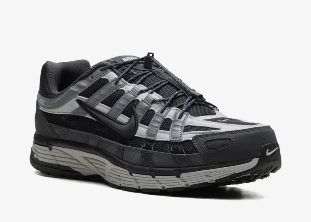 Nike P-6000 Anthracite Smoke Grey grise et noire avec tige textile, superpositions en cuir, Swoosh réfléchissant et semelle rétro-running.