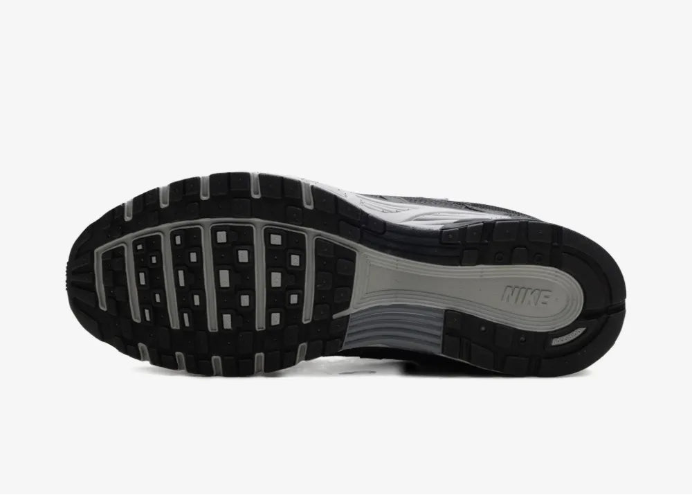 Nike P-6000 Anthracite Smoke Grey grise et noire avec tige textile, superpositions en cuir, Swoosh réfléchissant et semelle rétro-running.