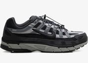 Nike P-6000 Anthracite Smoke Grey grise et noire avec tige textile, superpositions en cuir, Swoosh réfléchissant et semelle rétro-running.