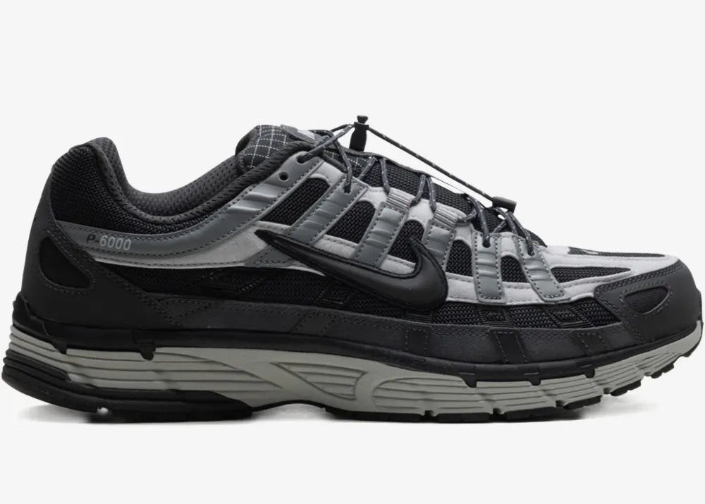Nike P-6000 Anthracite Smoke Grey grise et noire avec tige textile, superpositions en cuir, Swoosh réfléchissant et semelle rétro-running.