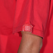 tee shirt torom rouge , zoom sur la manche 