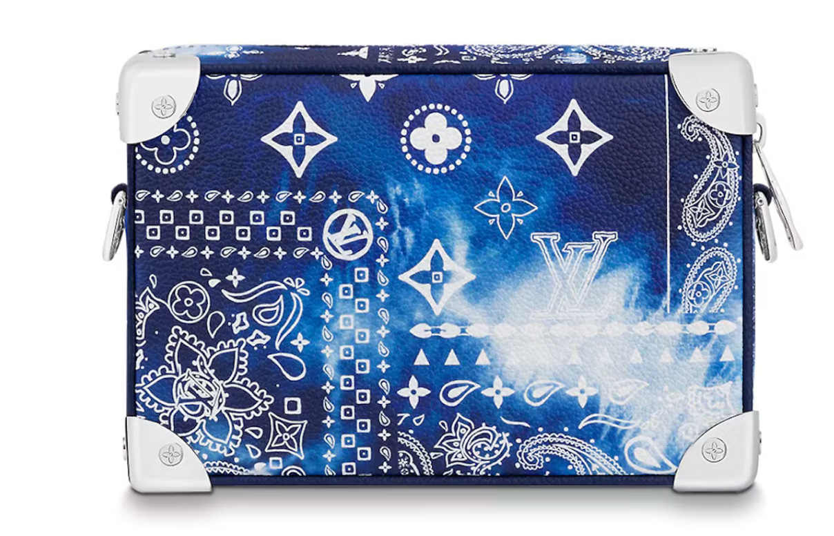 Louis Vuitton Mini Soft Trunk Bandana Monogram Blue M20557 en bleu Bandana Monogram avec quincaillerie argentée, chaîne latérale et bandoulière.