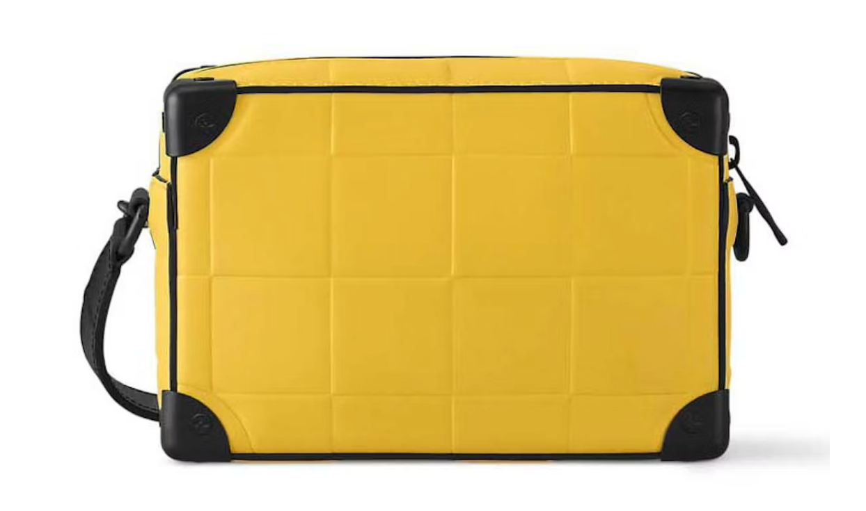 Louis Vuitton Mini Soft Trunk Damier Scuba Yellow en cuir de veau jaune à motif Damier en relief, détails métalliques noirs et bandoulière.