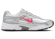 Nike Initiator Silver Red blanche et argentée avec détails Cherry rouges, empeigne rétro-running et semelle intermédiaire amortissante vue de profil intérieur. 